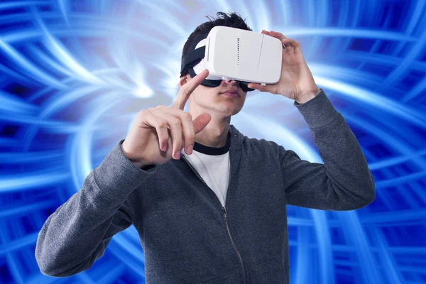 Chico con visor de realidad virtual — Foto de Stock