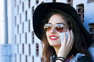 Telefonda konuşuyorlar.