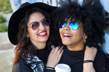 Dostu açık havada gülümseyen