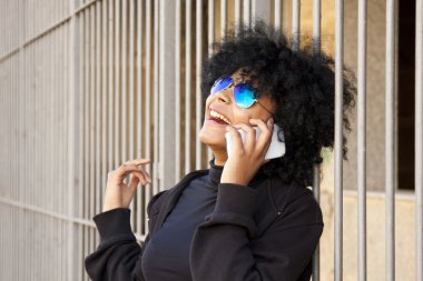 Telefonla konuşurken kız