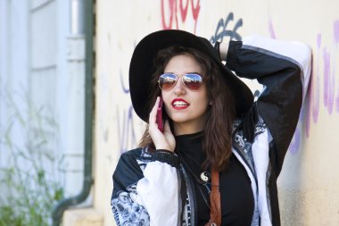 cep telefonunuzda konuşurken kız 