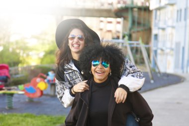 genç arkadaş eğlenmek 