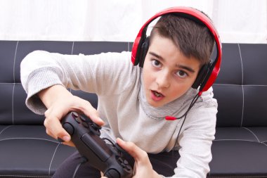 konsol ile oynayan çocuk