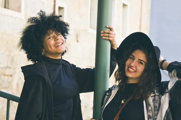 Duas meninas sorrindo — Fotografia de Stock