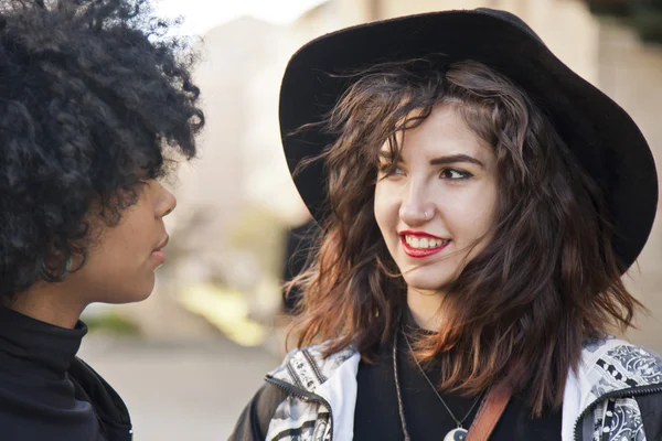 Chicas hablando en el móvil — Foto de Stock