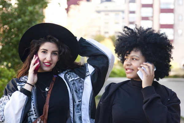 Girls talking on the mobile — Stock Photo, Image