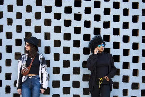 Young girls with smartphone — Stock Photo, Image