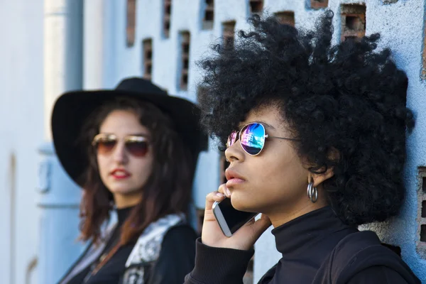 Filles dans la rue avec téléphone — Photo