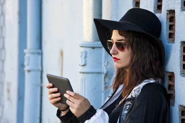 Menina com o tablet — Fotografia de Stock