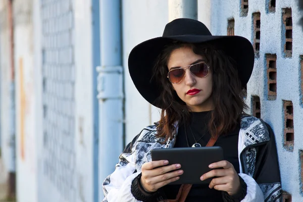 Menina com o tablet — Fotografia de Stock