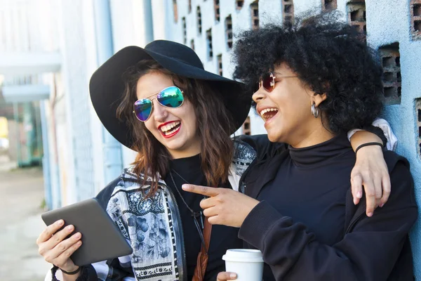 Meninas com tablet — Fotografia de Stock