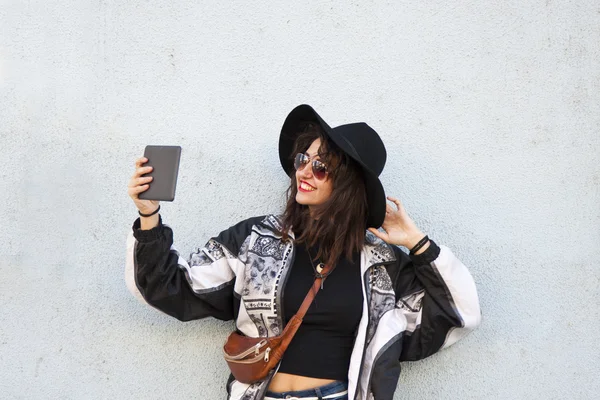 Mädchen mit dem Tablet — Stockfoto