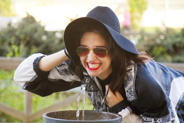 Menina beber na fonte — Fotografia de Stock