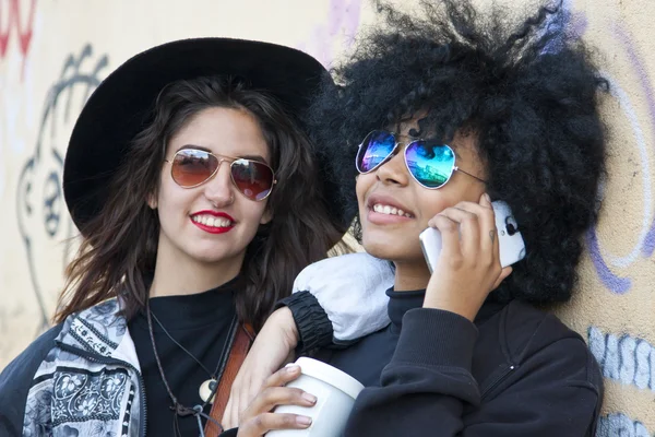 Freunde unterhalten sich per Handy — Stockfoto