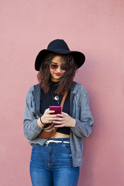 Menina com o telefone — Fotografia de Stock