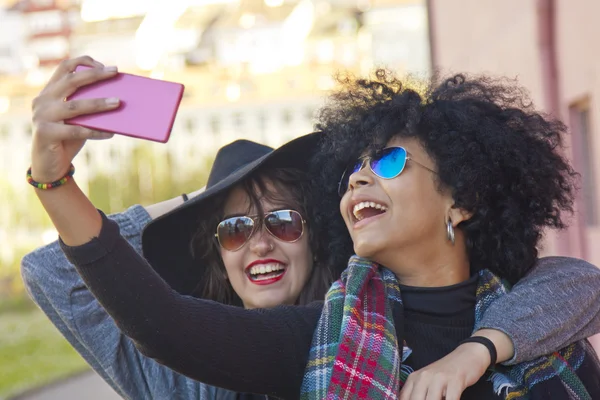 Ragazze ottenere un selfie — Foto Stock