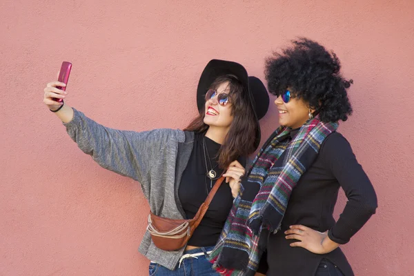 Chicas consiguiendo una selfie — Foto de Stock