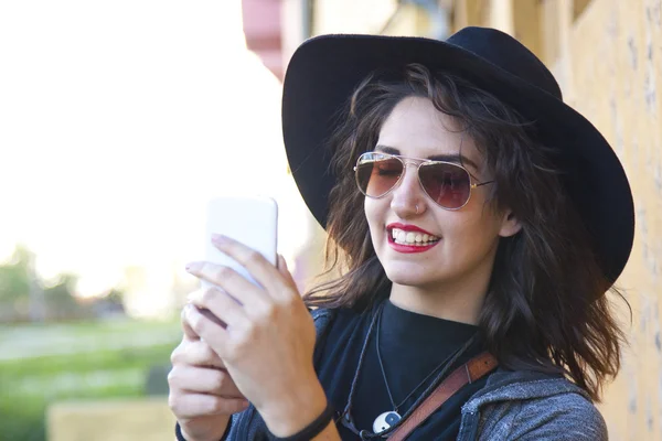 Girl with smartphone — Stock Photo, Image