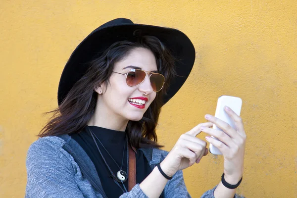 Menina com smartphone — Fotografia de Stock