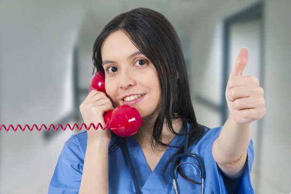 Medico parlando telefono — Foto Stock