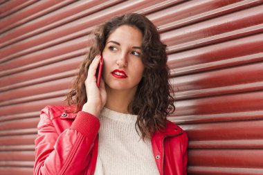 hareket eden bir kadınla