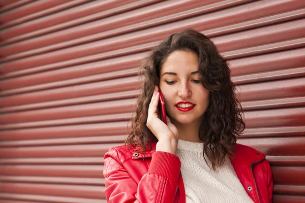 Vrouw met mobile — Stockfoto