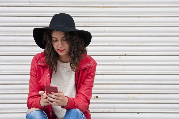 Menina com celular — Fotografia de Stock