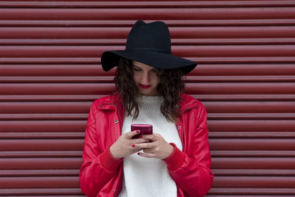 Девушка с мобильным — стоковое фото