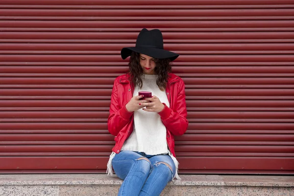 Menina com celular — Fotografia de Stock