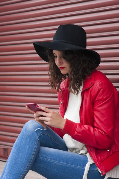 Menina com celular — Fotografia de Stock