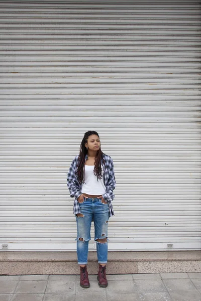 Mladá žena městský styl — Stock fotografie