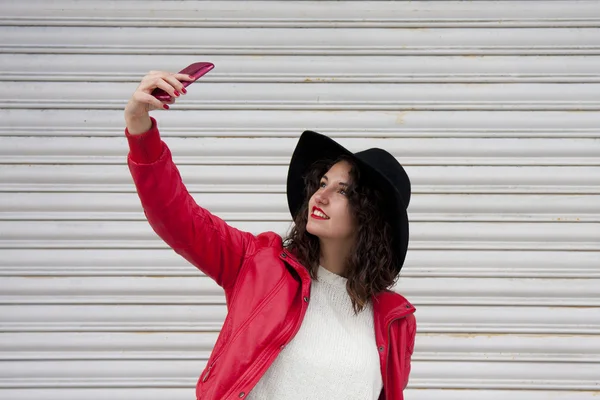 Chica selfie en la calle — Foto de Stock