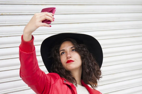 Selfie meisje op straat — Stockfoto