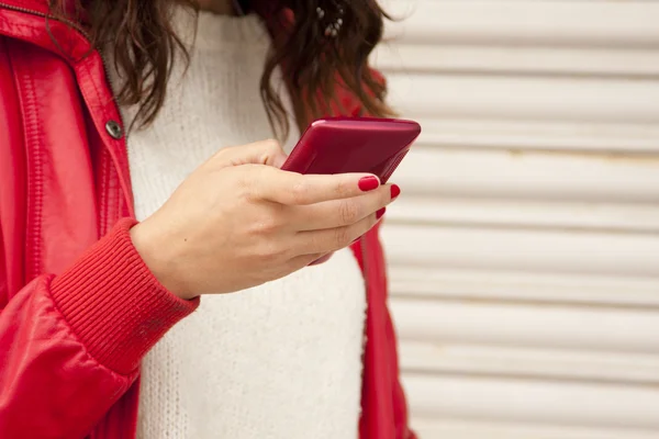 Mädchen mit Handy — Stockfoto