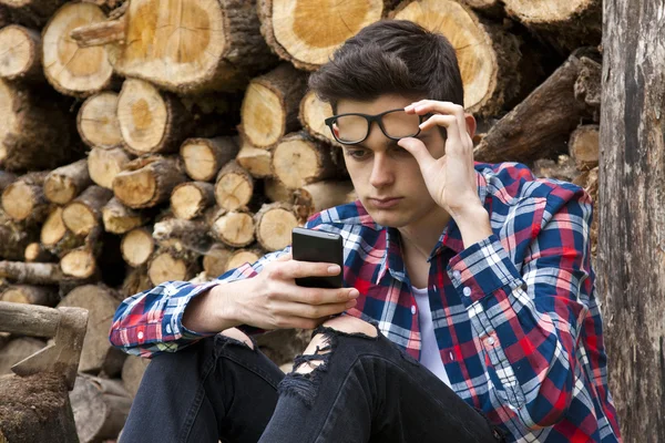Jongen met mobiel — Stockfoto