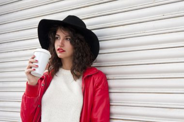 kahve fincanı kadınla