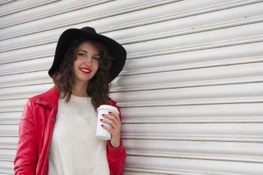 kahve fincanı kadınla