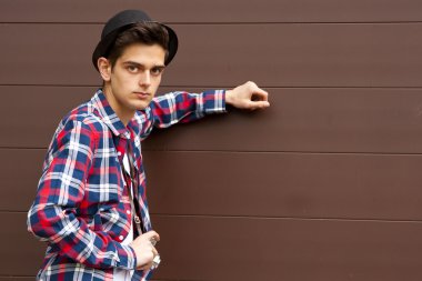 Kameralı genç adam.