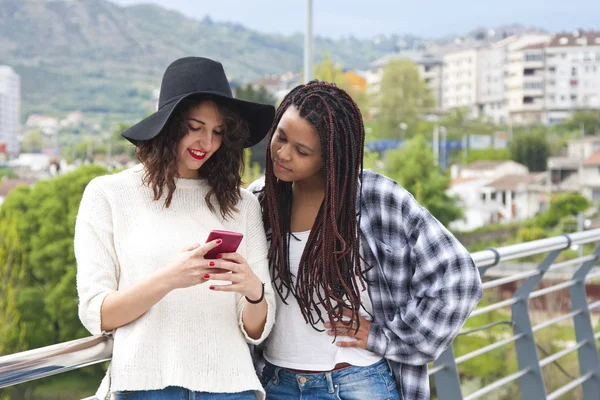 Meninas com telefone celular — Fotografia de Stock