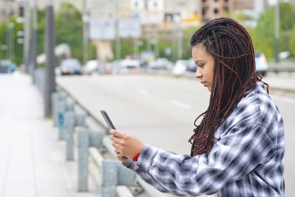 Menina com o tablet — Fotografia de Stock