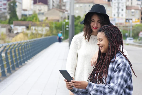 Meisjes met Tablet PC — Stockfoto