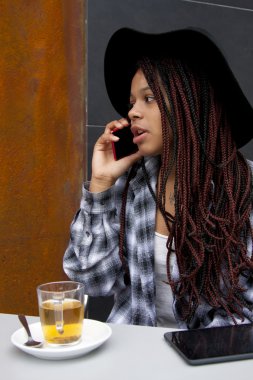 Telefonda konuşuyorlar.