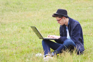 dizüstü bilgisayar ile çocuk