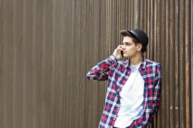 Genç adam konuşuyor.