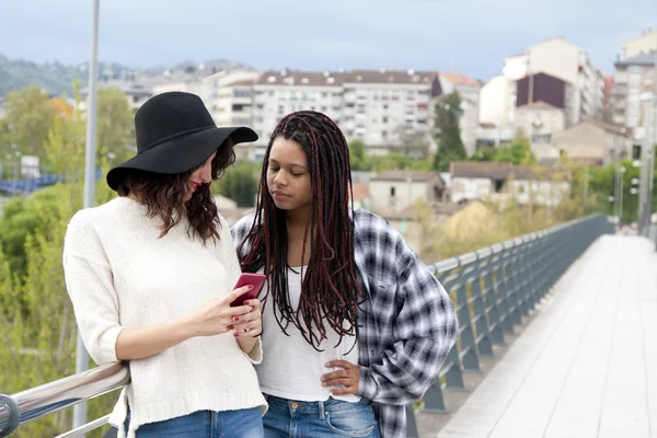 Vrouwen met mobile — Stockfoto