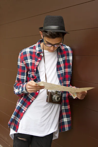 Jovem com mapa — Fotografia de Stock