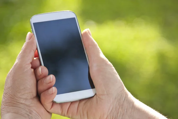 Handen met mobiel — Stockfoto