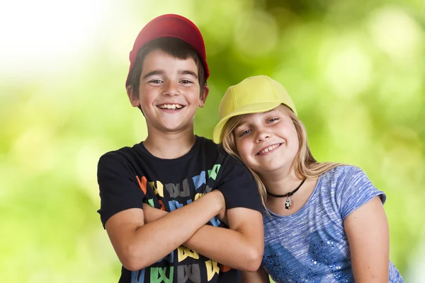 Couple enfants à l'extérieur — Photo