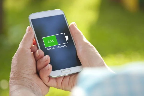 Încărcarea bateriei în telefonul mobil — Fotografie, imagine de stoc