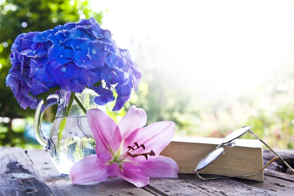 Livros com flores — Fotografia de Stock